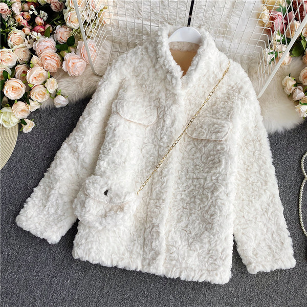 Стилно пухено дамско палто с висока яка