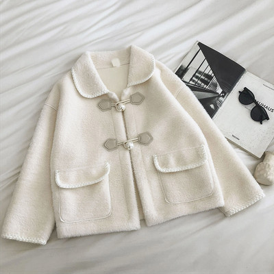 Női pehelykabát gombokkal és klasszikus gallérral