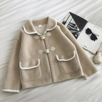 Női pehelykabát gombokkal és klasszikus gallérral