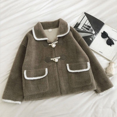 Női pehelykabát gombokkal és klasszikus gallérral