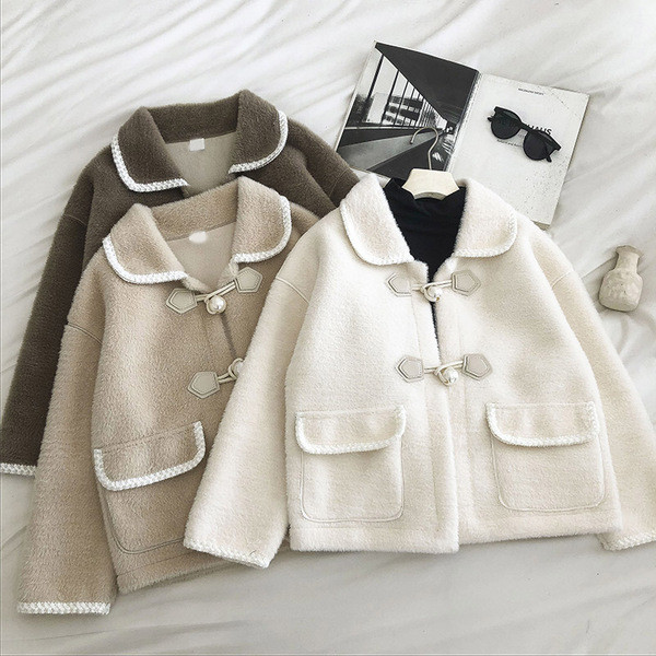 Női pehelykabát gombokkal és klasszikus gallérral