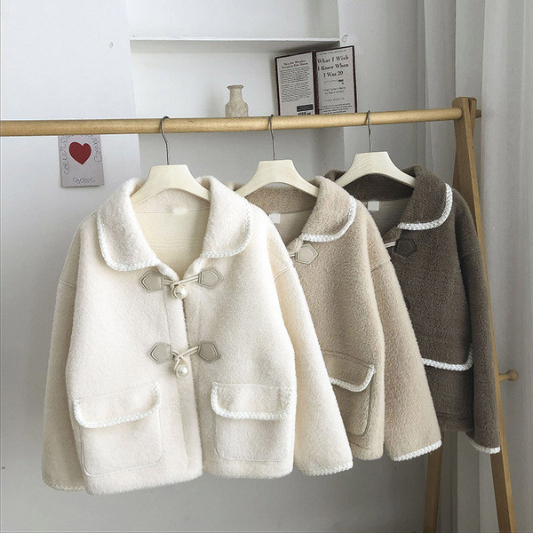 Női pehelykabát gombokkal és klasszikus gallérral