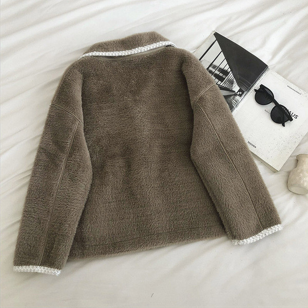 Női pehelykabát gombokkal és klasszikus gallérral