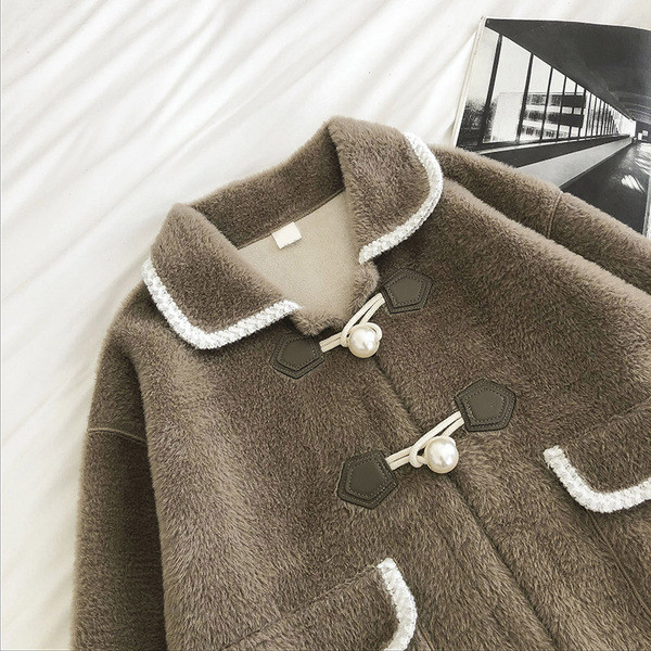 Női pehelykabát gombokkal és klasszikus gallérral