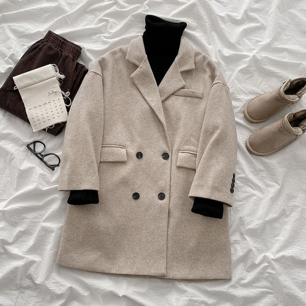 Aktuális női kabát gombokkal és zsebekkel