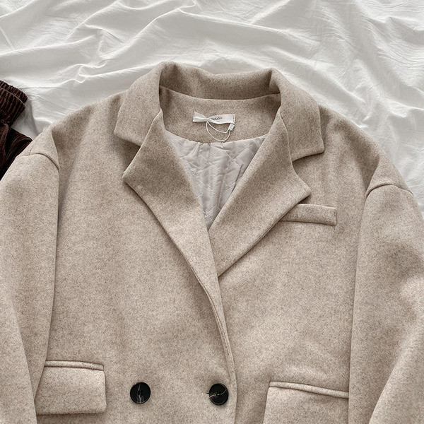 Aktuális női kabát gombokkal és zsebekkel