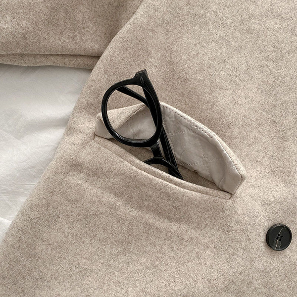 Aktuális női kabát gombokkal és zsebekkel