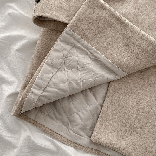 Aktuális női kabát gombokkal és zsebekkel