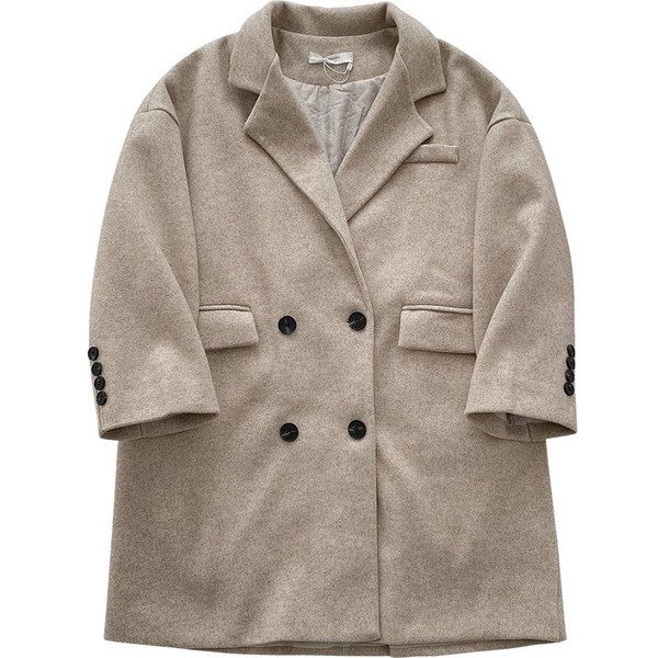 Aktuális női kabát gombokkal és zsebekkel