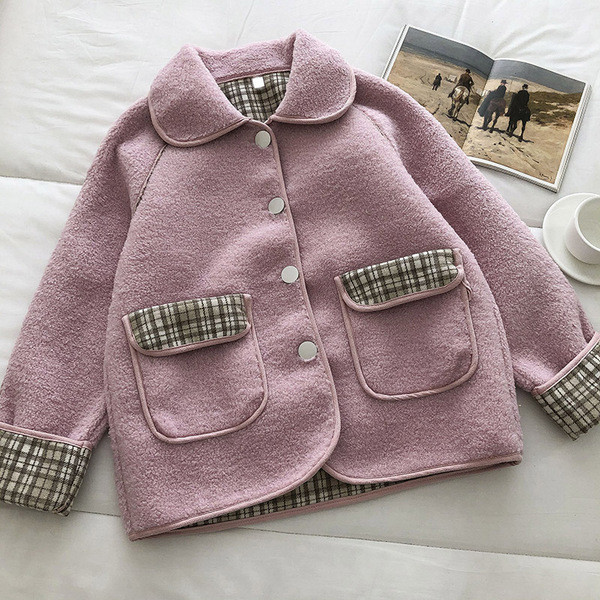 Меко дамско палто с копчета и яка