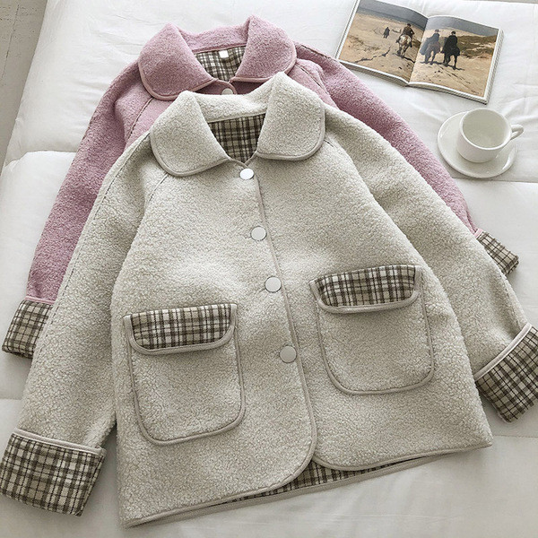 Меко дамско палто с копчета и яка