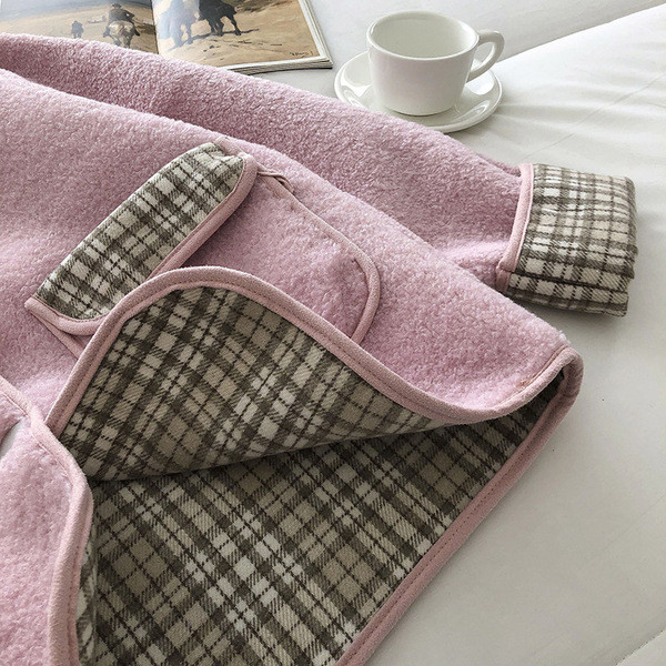 Меко дамско палто с копчета и яка