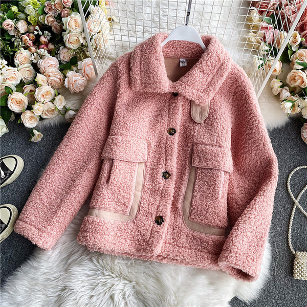 Rövid női kabát klasszikus gallérral és zsebekkel