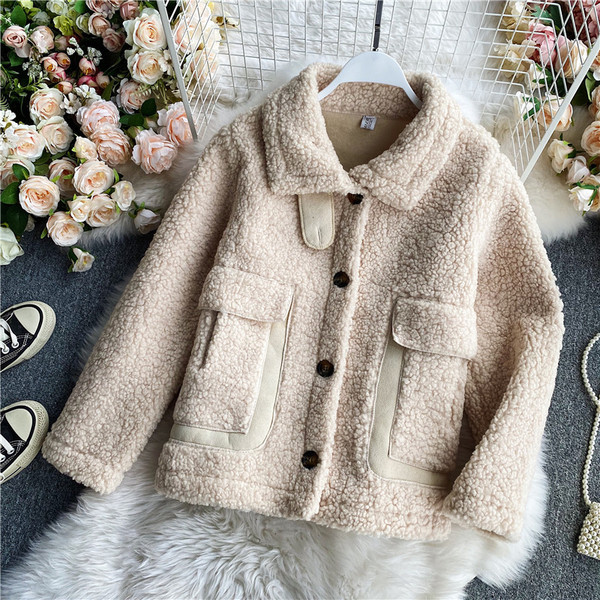 Rövid női kabát klasszikus gallérral és zsebekkel