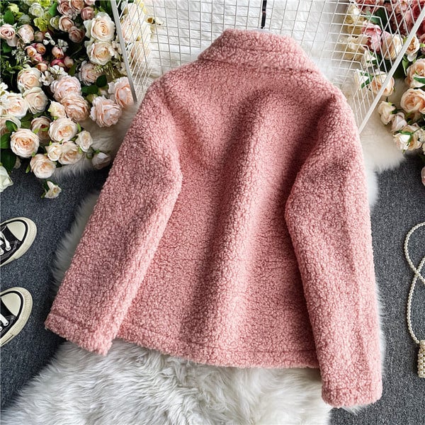 Rövid női kabát klasszikus gallérral és zsebekkel