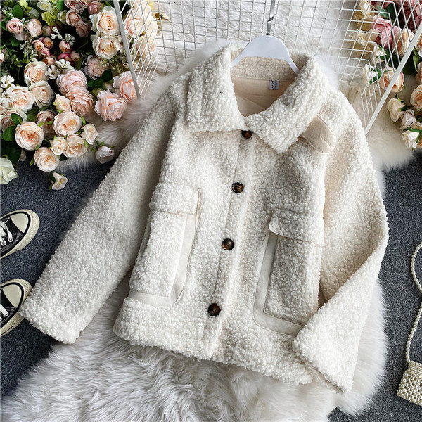 Rövid női kabát klasszikus gallérral és zsebekkel