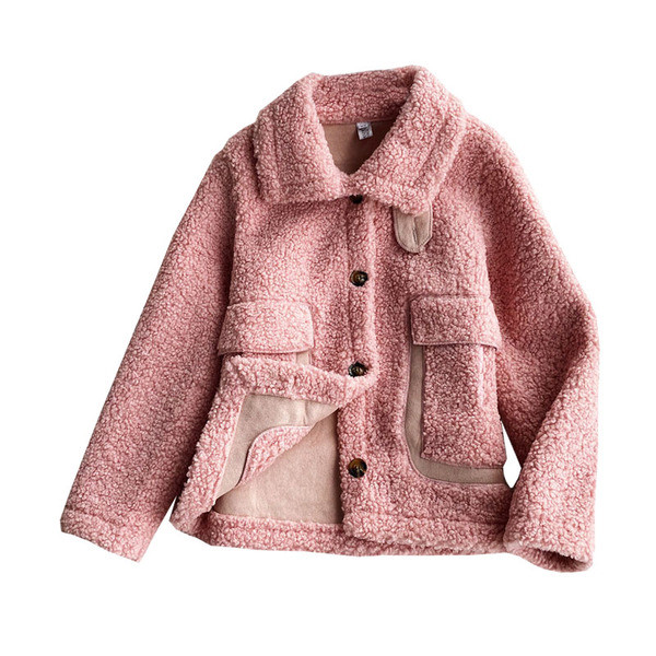 Rövid női kabát klasszikus gallérral és zsebekkel