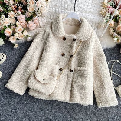 Stílusos rövid női kabát zsebekkel