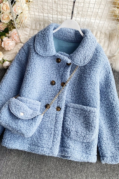 Stílusos rövid női kabát zsebekkel