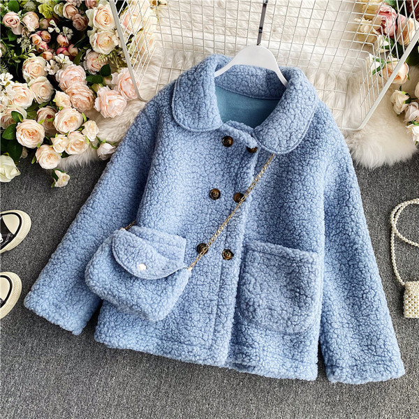 Stílusos rövid női kabát zsebekkel