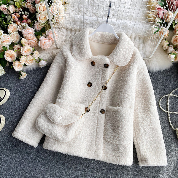 Stílusos rövid női kabát zsebekkel