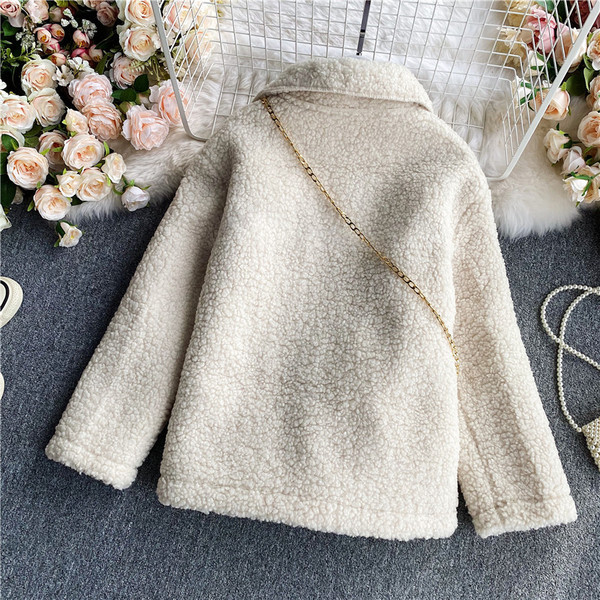 Stílusos rövid női kabát zsebekkel