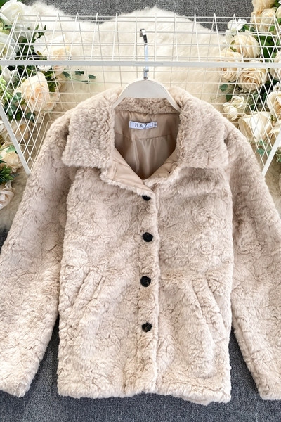 Пухено палто с копчета и яка - бежов цвят