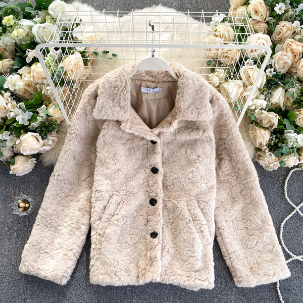 Пухено палто с копчета и яка - бежов цвят