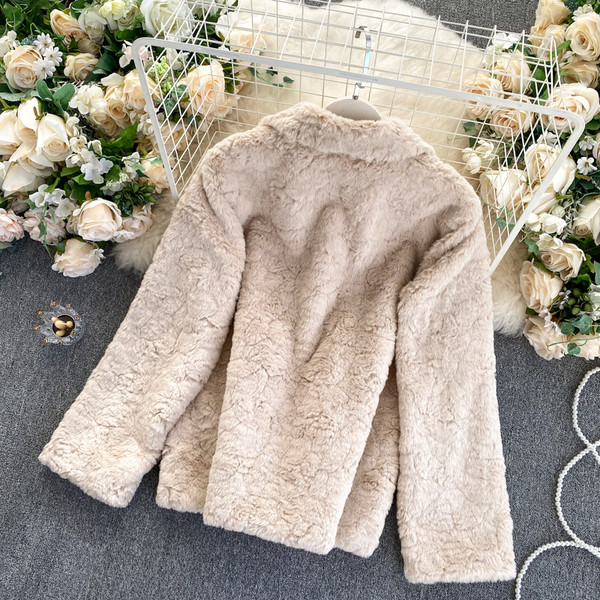 Пухено палто с копчета и яка - бежов цвят