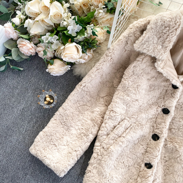 Пухено палто с копчета и яка - бежов цвят