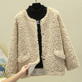 Modern női pehelykabát gombokkal és zsebekkel