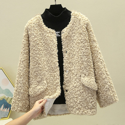 Modern női pehelykabát gombokkal és zsebekkel