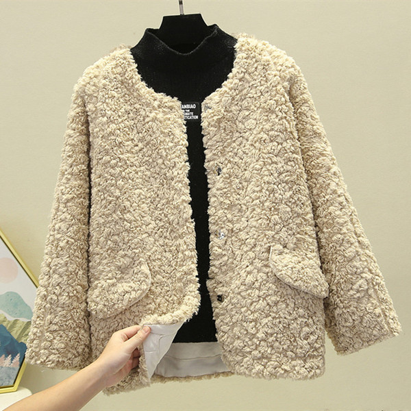 Modern női pehelykabát gombokkal és zsebekkel