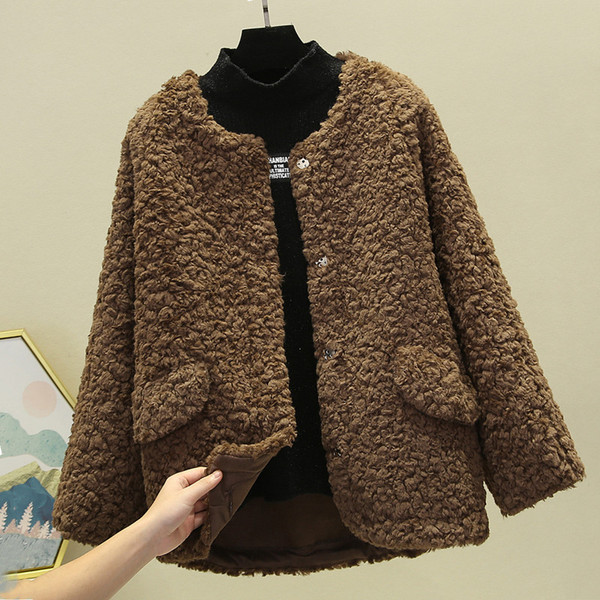 Modern női pehelykabát gombokkal és zsebekkel