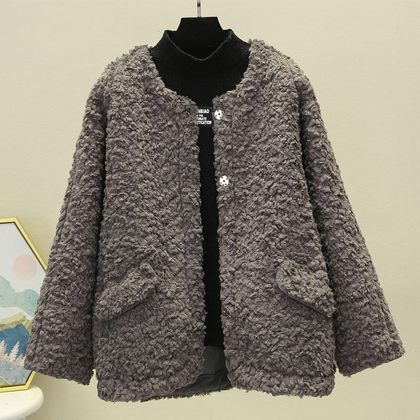 Modern női pehelykabát gombokkal és zsebekkel