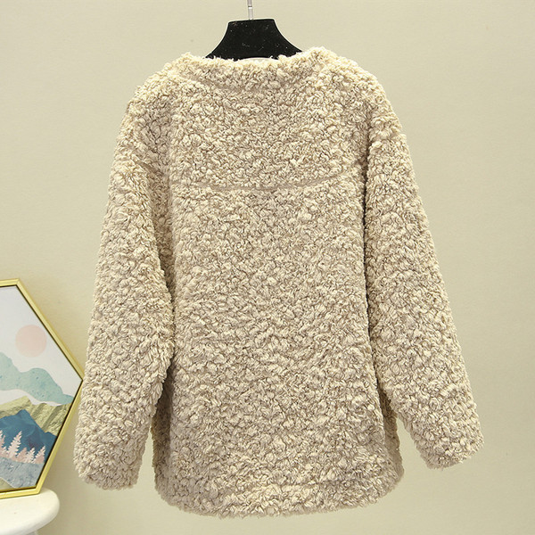 Modern női pehelykabát gombokkal és zsebekkel