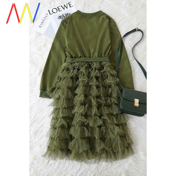 Női tavaszi kabát fürtökkel és cipzárral