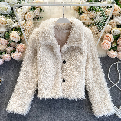 Rövid pehely női kabát gallérral és gombokkal