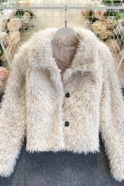 Rövid pehely női kabát gallérral és gombokkal