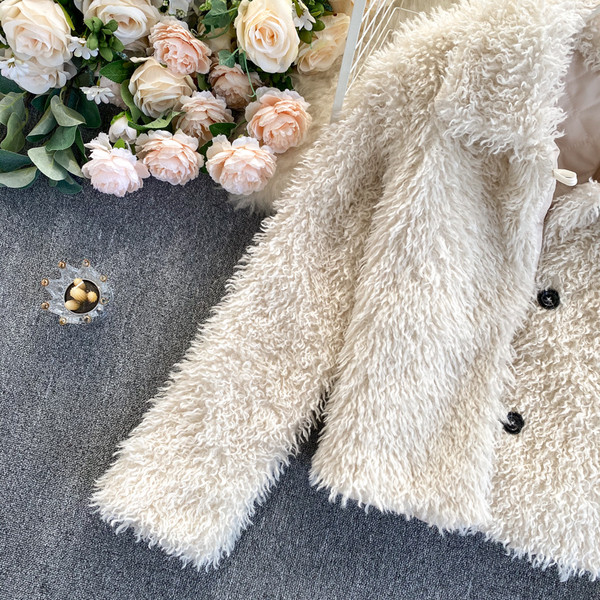 Rövid pehely női kabát gallérral és gombokkal