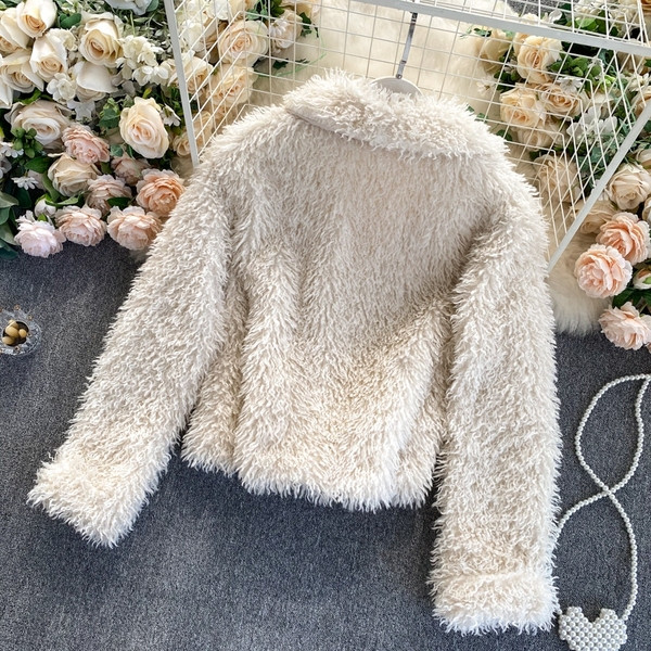 Rövid pehely női kabát gallérral és gombokkal