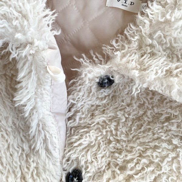 Rövid pehely női kabát gallérral és gombokkal