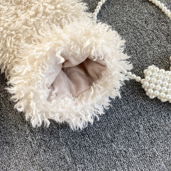 Rövid pehely női kabát gallérral és gombokkal