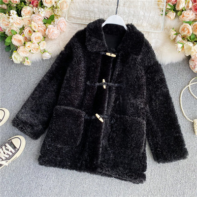 Пухено дамско палто със средна дължина и джобове