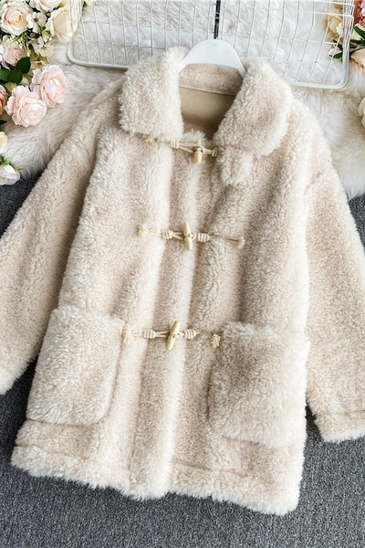 Пухено дамско палто със средна дължина и джобове