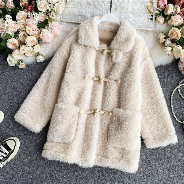 Пухено дамско палто със средна дължина и джобове