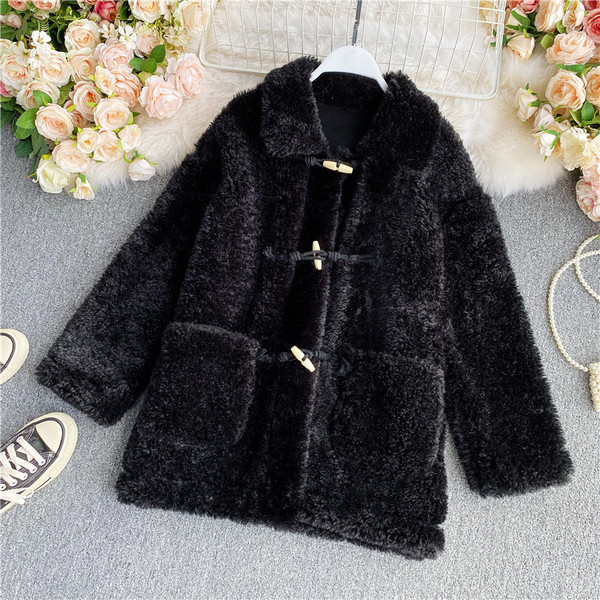 Пухено дамско палто със средна дължина и джобове