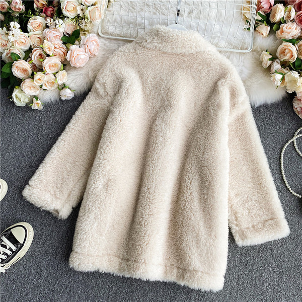 Пухено дамско палто със средна дължина и джобове