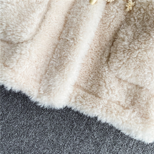 Пухено дамско палто със средна дължина и джобове