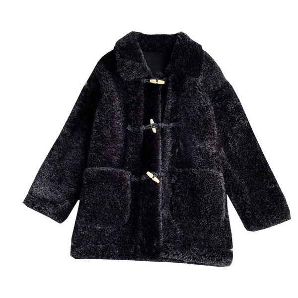 Пухено дамско палто със средна дължина и джобове